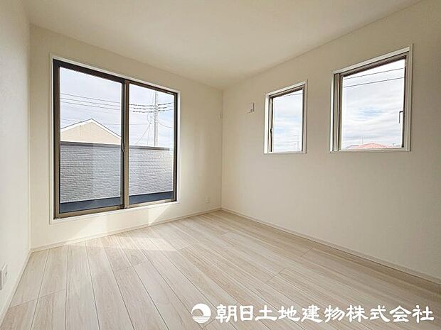 面採光でお部屋の隅々まで明るい印象の居室。おひさまの光を、爽やかな風をたっぷりと取り込めます。