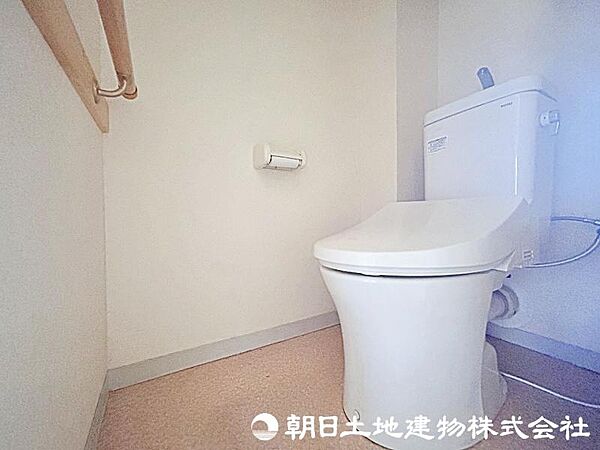 窓があり換気性能も良好！温水洗浄機能付きで清潔感あるトイレ！