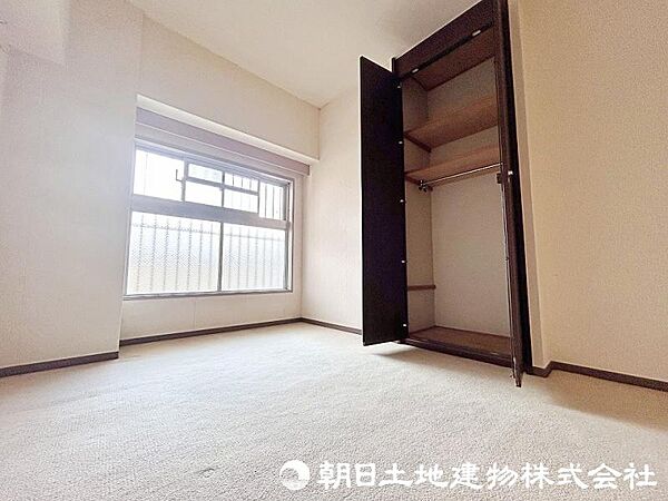 掃除道具も片づけられる収納スペース！お部屋をスッキリ片づけられます。