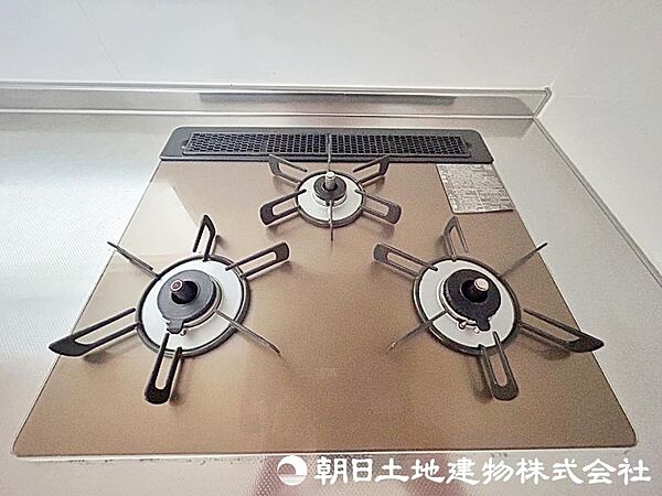 ガラストップの三口ガスコンロです。汚れが付きにくく、お掃除がしやすいのでキッチンを清潔に保つことができます。