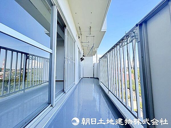 遮るものなくずっと陽当たりの良いバルコニー！風通しもよく洗濯物も早く乾きそうです！