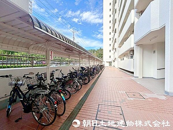 屋根のある駐輪場。ゆとりある間隔で置くことができます。