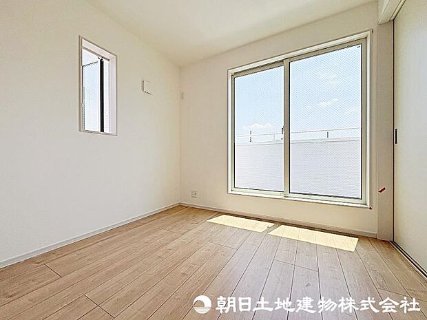 バルコニーに面した陽当たりの良い居室。日中の暖かい時間はお部屋でゴロゴロするのもいいですね!