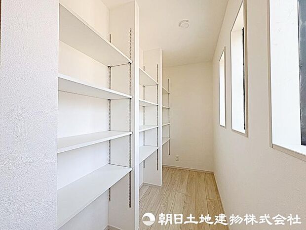 キッチン裏には収納スペースと広さを誇るパントリー。食材のみならず防災用のストックなども保管できそうです。