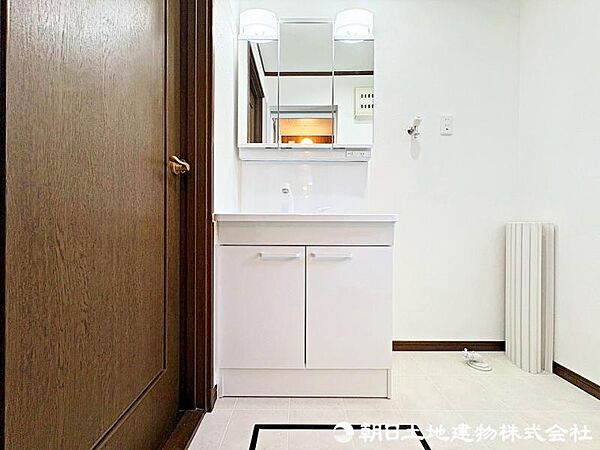 洗髪洗面化粧台ですので、水栓がシャワータイプで伸ばして使用できます。