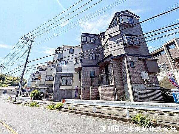 大切なお車を雨風から防ぐビルトイン車庫付き！