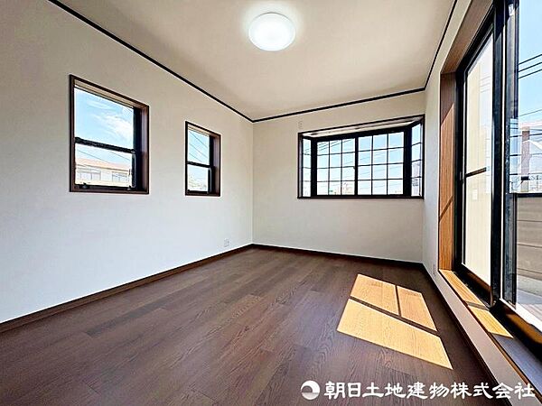 窓から差し込む暖かな陽光のある洋室！大き目のベッド配置可能で主寝室におすすめ！