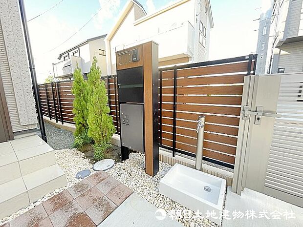 急な外出でお留守になってしまうときも宅配ボックスが預かってくれます！