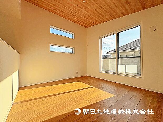 窓から差し込む暖かな陽光のある洋室！大き目のベッド配置可能で主寝室におすすめ！
