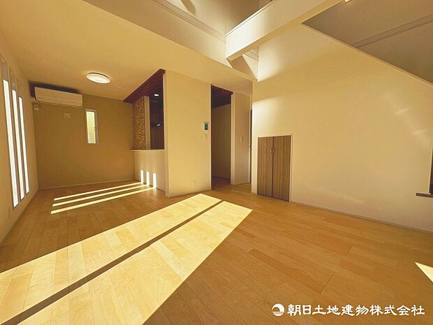 天井部分が吹き抜けで開放感のある、約17帖のリビング!