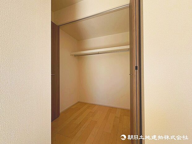 しっかりとした大きさのクローゼットを完備し、収納スペースも十分。