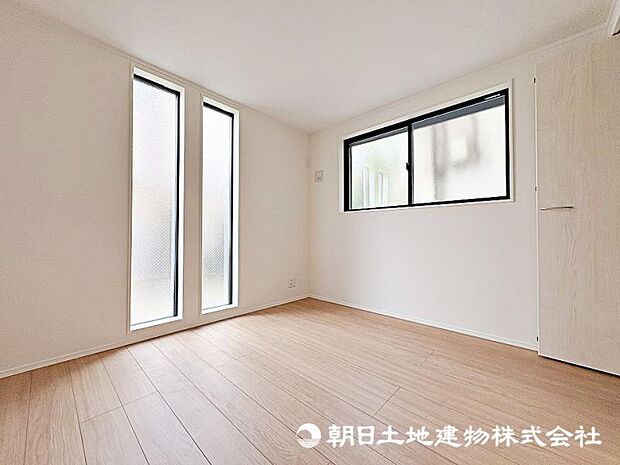 窓から差し込む暖かな陽光のある洋室!大き目のベッド配置可能で主寝室におすすめ!