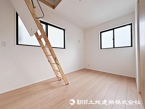 しっかりとした大きさのクローゼットを完備し、収納スペースも十分。