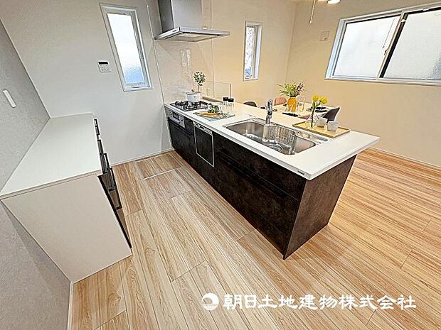 キッチン背面には吊戸棚やカップボードがあり、収納力も豊富です！