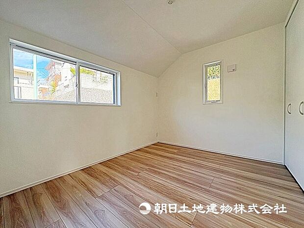 明るい印象の居室。おひさまの光を、爽やかな風をたっぷりと取り込めます。