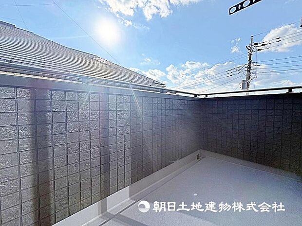 洗濯物を干すだけのスペースではもったいない多用途にご利用いただける大型ルーフバルコニーです。