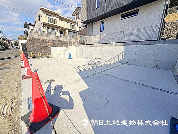陽当たりのいい立地とプライバシーの保たれたおすすめの戸建てです。3台駐車可能です！