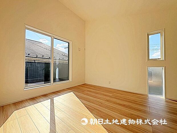 明るい印象の居室。おひさまの光を、爽やかな風をたっぷりと取り込めます。