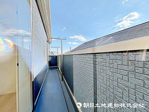 遮るものなくずっと陽当たりの良いバルコニー！風通しもよく洗濯物も早く乾きそうです！