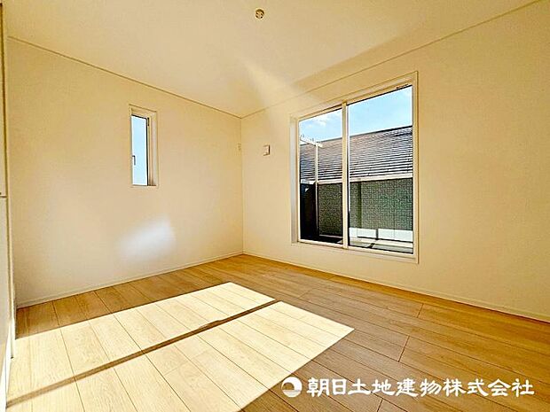 バルコニーに面した陽当たりの良い居室。メインベッドルームとしてご利用頂けます。