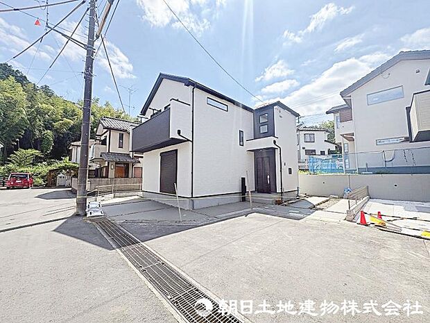 前面道路は交通量が少なく、小さなお子様がいるご家庭でも安心です！