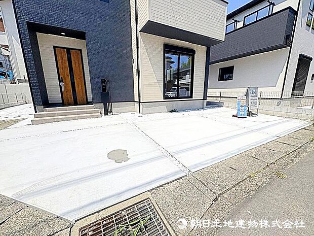 閑静な住宅街に位置しており、落ち着いた雰囲気の住環境です。