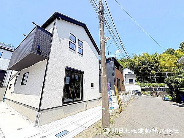 前面道路は交通量が少なく、小さなお子様がいるご家庭でも安心です！