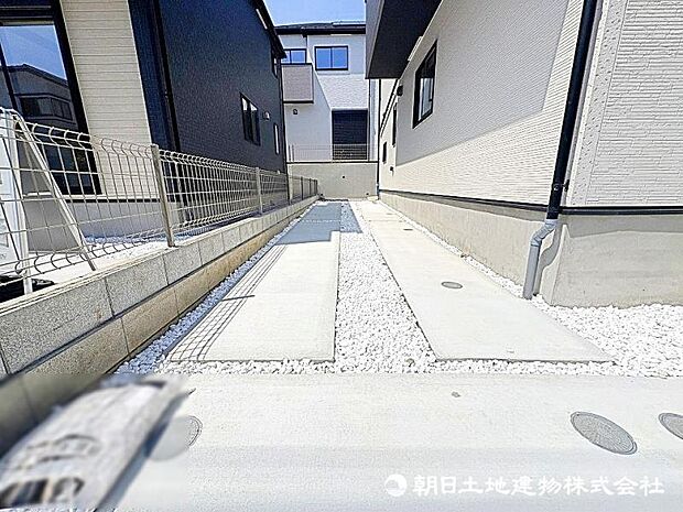カースペース部分は広々。陽当たりのいい立地とプライバシーの保たれたおすすめの戸建てです。