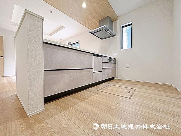 広い収納にはお布団をしまう余裕もございます。ご家族と会話をしながらお料理を楽しめ一体感を感じられるキッチン。