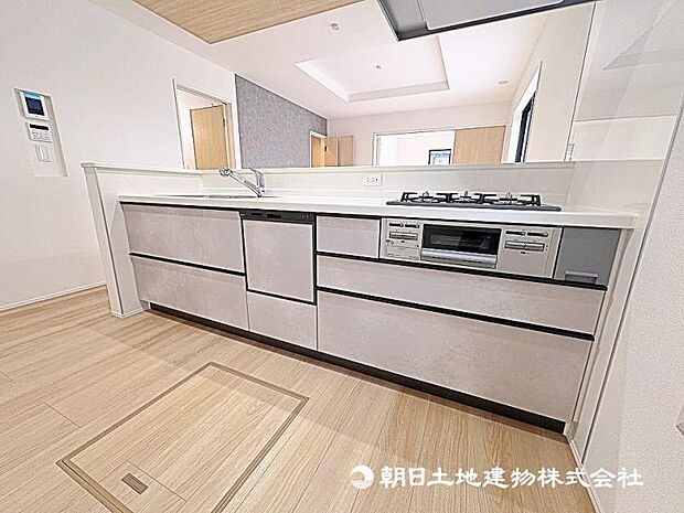 対面式カウンターキッチンは、料理をしながらでもご家族との会話を楽しめます!