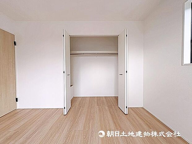 掃除道具も片づけられる収納スペース!お部屋をスッキリ片づけられます。