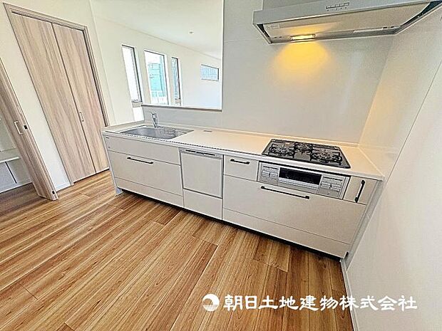 お手伝いをしてくれるお子様と並びながら準備や片付けが出来るキッチンになっております！