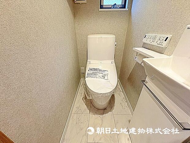 窓があり換気性能も良好！温水洗浄機能付きで清潔感あるトイレ！