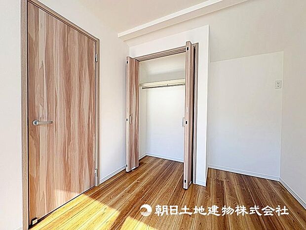 しっかりとした大きさのクローゼットを完備し、収納スペースも十分。