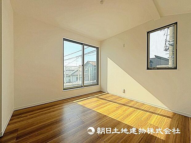 こちらは6.4帖の寝室！大きなサイズのベッドを置いても余裕を感じていただけます。