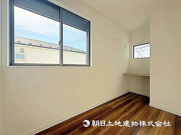 こちらの居室はワークスペース付きの、シンプルでスマートな空間となっております。