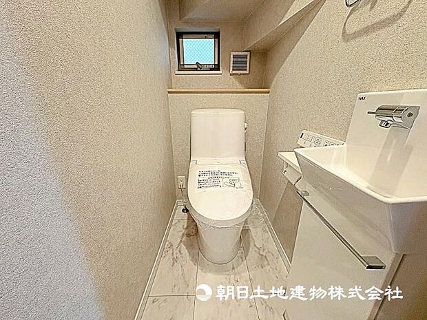 窓があり換気性能も良好！温水洗浄機能付きで清潔感あるトイレ！