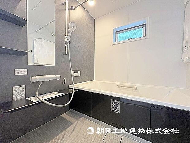 お子様と一緒にくつろぎのバスタイムを満喫できるゆとりあるタイプの浴室！