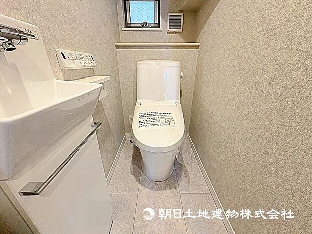 窓があり換気性能も良好！温水洗浄機能付きで清潔感あるトイレ！