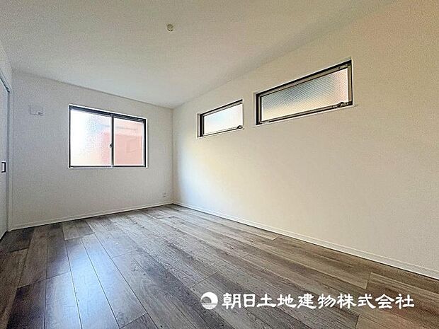 こちらは7.8帖の寝室！大きなサイズのベッドを置いても余裕を感じていただけます。