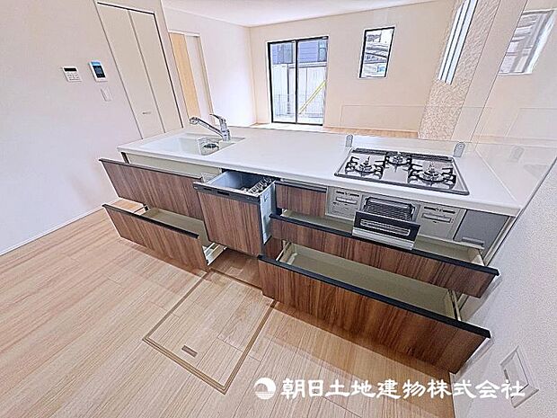 対面式カウンターキッチンは、料理をしながらでもご家族との会話を楽しめます!