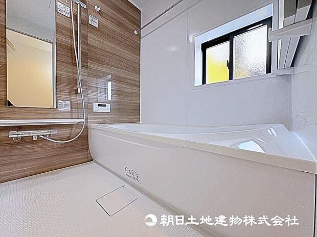 半身浴やお子様と一緒にくつろぎのバスタイムを満喫できるゆとりある1坪タイプの浴室