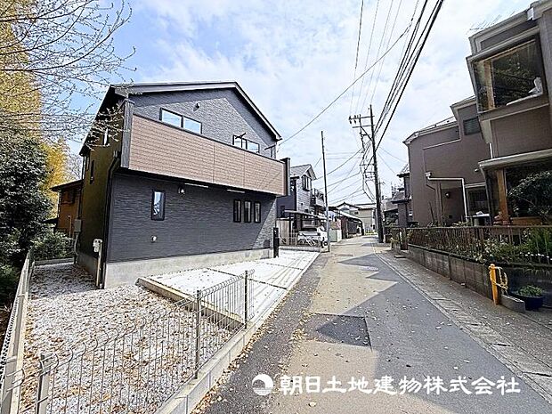 交通量の少ない閑静な住宅街なので、小さのお子様のいる家庭も安心して生活できます。