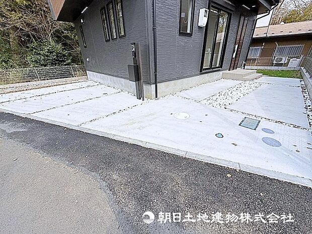 敷地内には2台の車を駐車できる余裕がございます。