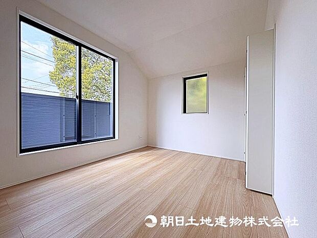 窓から差し込む暖かな陽光のある洋室!大きめのベッド配置可能で主寝室におすすめ!