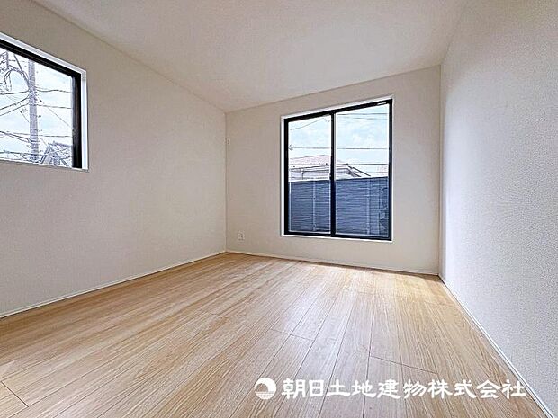 面採光でお部屋の隅々まで明るい印象の居室。おひさまの光を、爽やかな風をたっぷりと取り込めます。