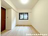 室内：こちらは6.3帖の居室！大きなサイズのベッドを置いても余裕を感じていただけます。