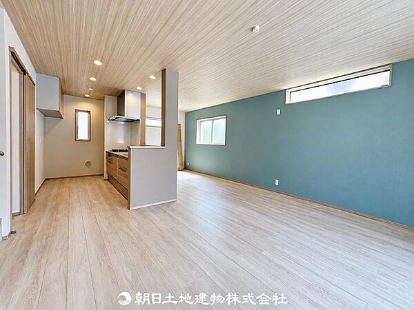 陽の降り注ぐリビングはご家族様の団らんの場。やすらぎの空間をご体感ください。
