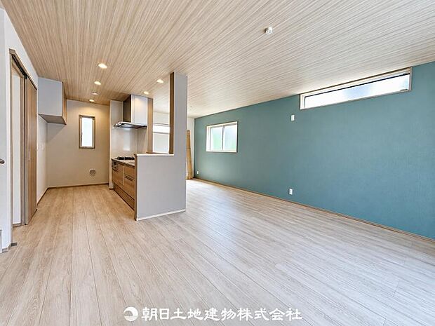 陽の降り注ぐリビングはご家族様の団らんの場。やすらぎの空間をご体感ください。