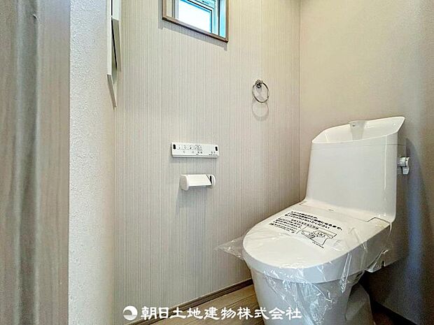 窓があり換気性能も良好！温水洗浄機能付きで清潔感あるトイレ！